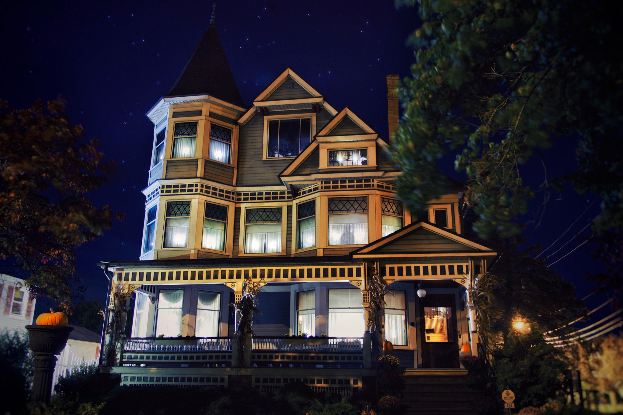 HALLOWEEN AT THE MANSION - GHOST WALKS